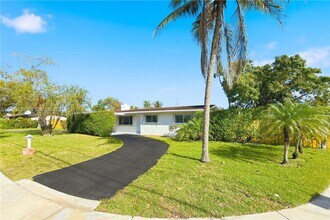 8501 SW 128th St in Miami, FL - Foto de edificio - Building Photo