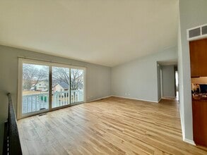 330 Hampton Ct in Bloomingdale, IL - Building Photo - Building Photo