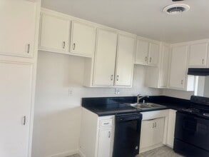 529 Knotts St in Bakersfield, CA - Building Photo - Building Photo