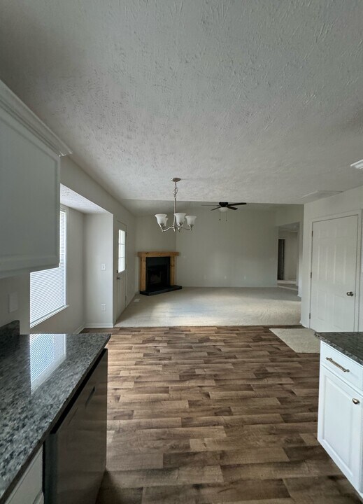 450 S Cedarwood Ave in Republic, MO - Building Photo