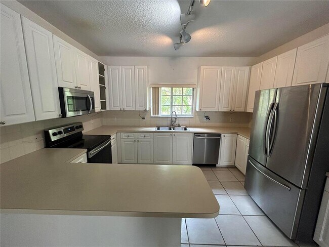 4802 Washington St, Unit 10 in Hollywood, FL - Building Photo - Building Photo