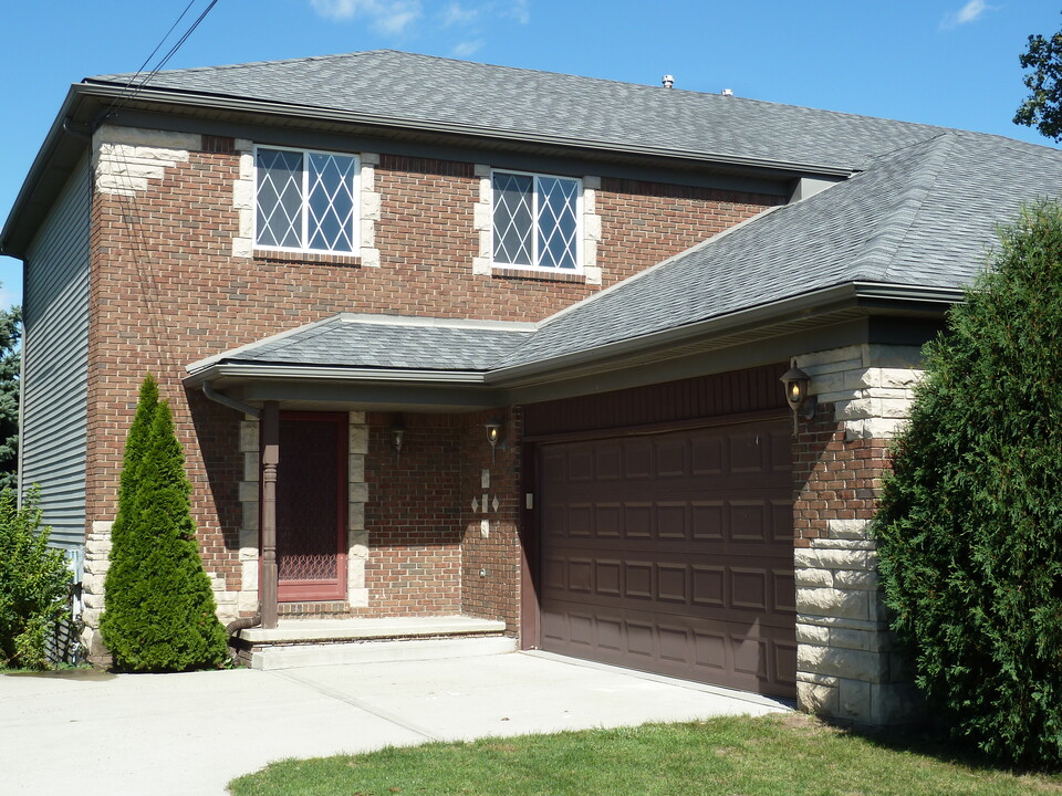 11751 21 Mile Rd in Utica, MI - Foto de edificio