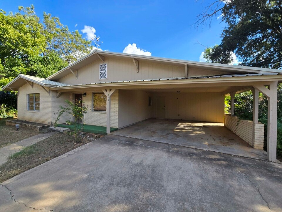 410 E Main St in Llano, TX - Building Photo