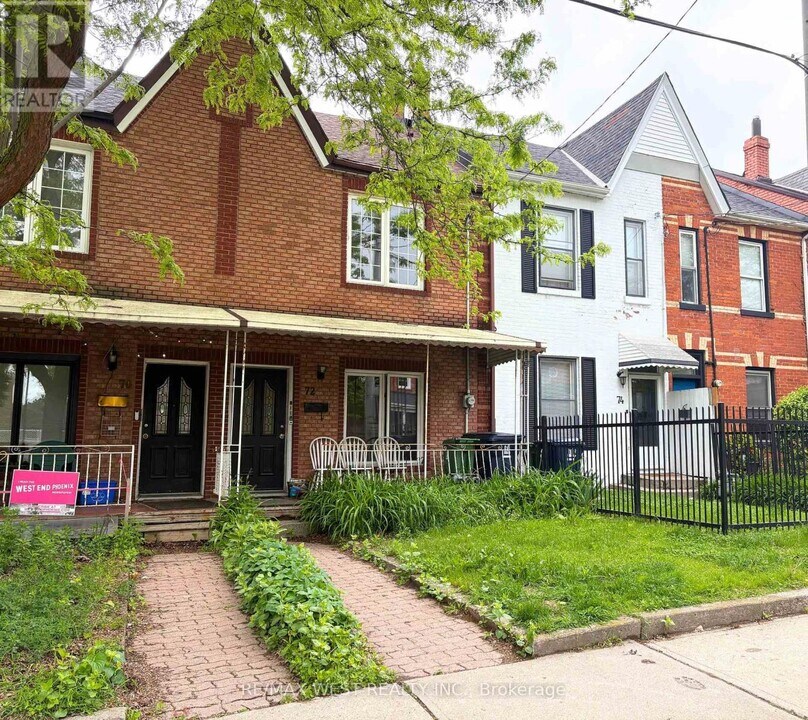72 St Clarens Ave in Toronto, ON - Building Photo