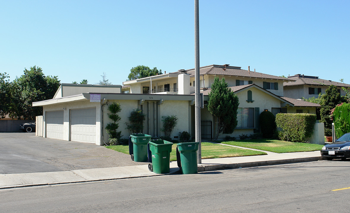 326 W Palmyra Ave in Orange, CA - Foto de edificio