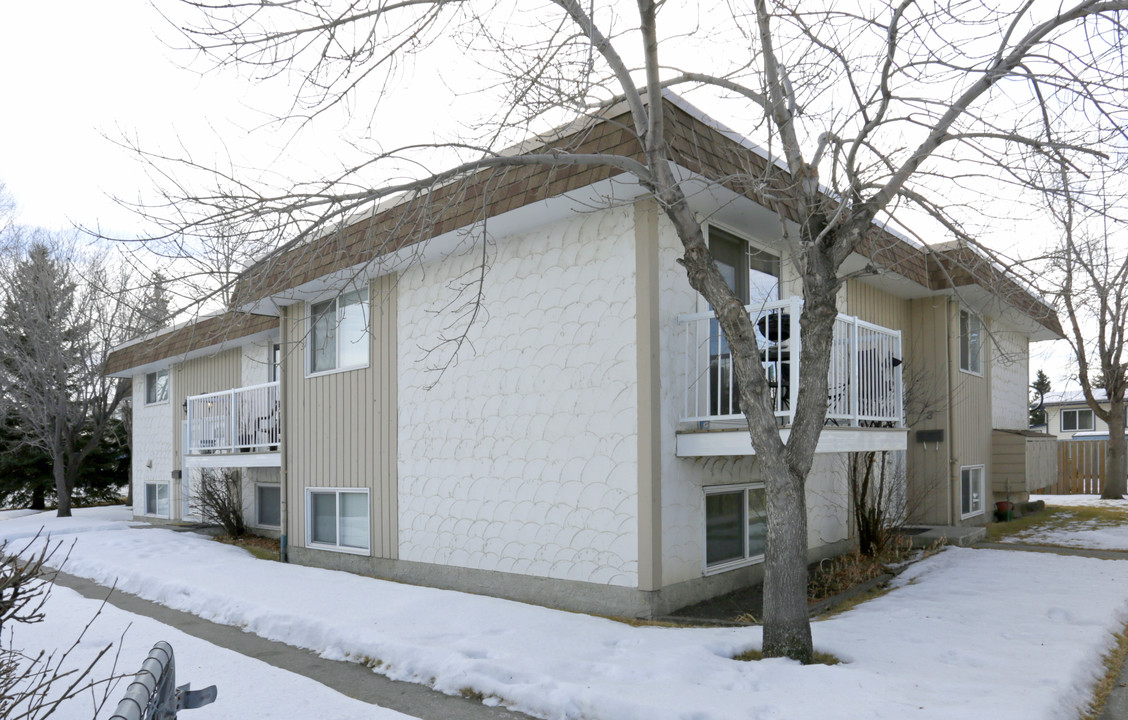 4819 Varsity Dr NW in Calgary, AB - Building Photo