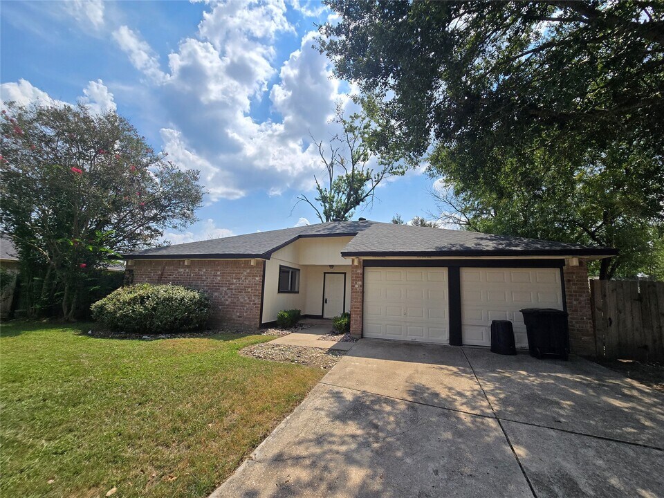 16331 Dew Drop Ln in Houston, TX - Building Photo