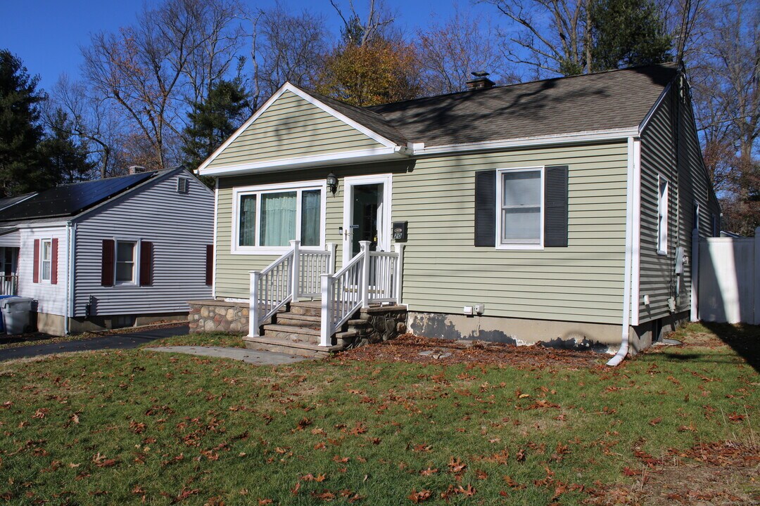 20 Westchester Dr in Bristol, CT - Building Photo