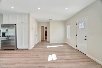 124 N Florence St in Burbank, CA - Building Photo - Building Photo