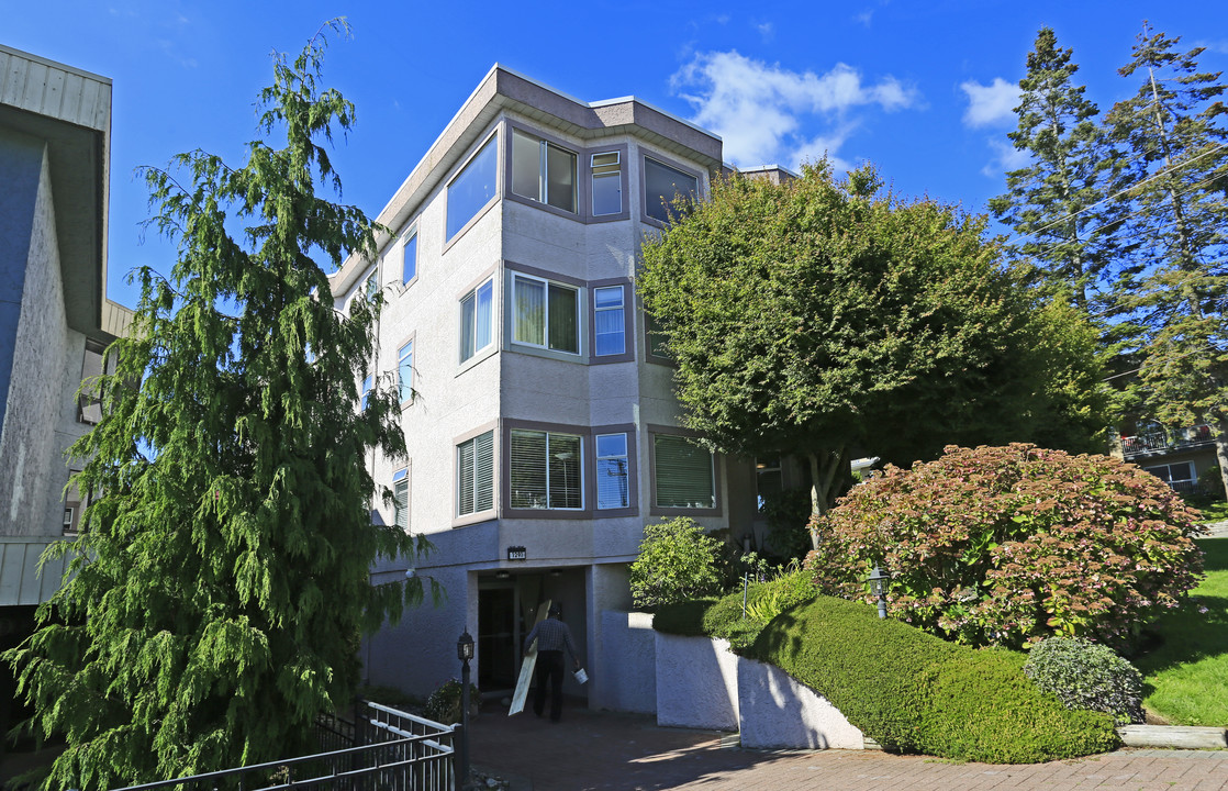 Geddington Square in White Rock, BC - Building Photo