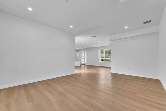 8720 Silver Way in Los Angeles, CA - Building Photo - Building Photo