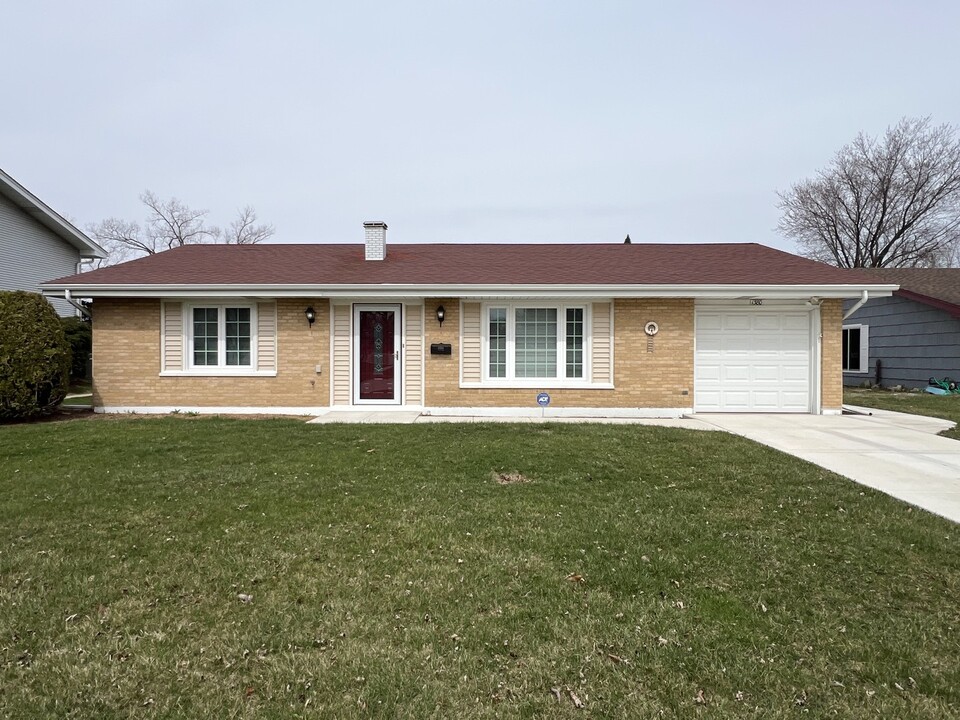 1380 Rosedale Ln in Hoffman Estates, IL - Building Photo