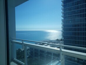 6801 Collins Ave in Miami Beach, FL - Foto de edificio - Building Photo