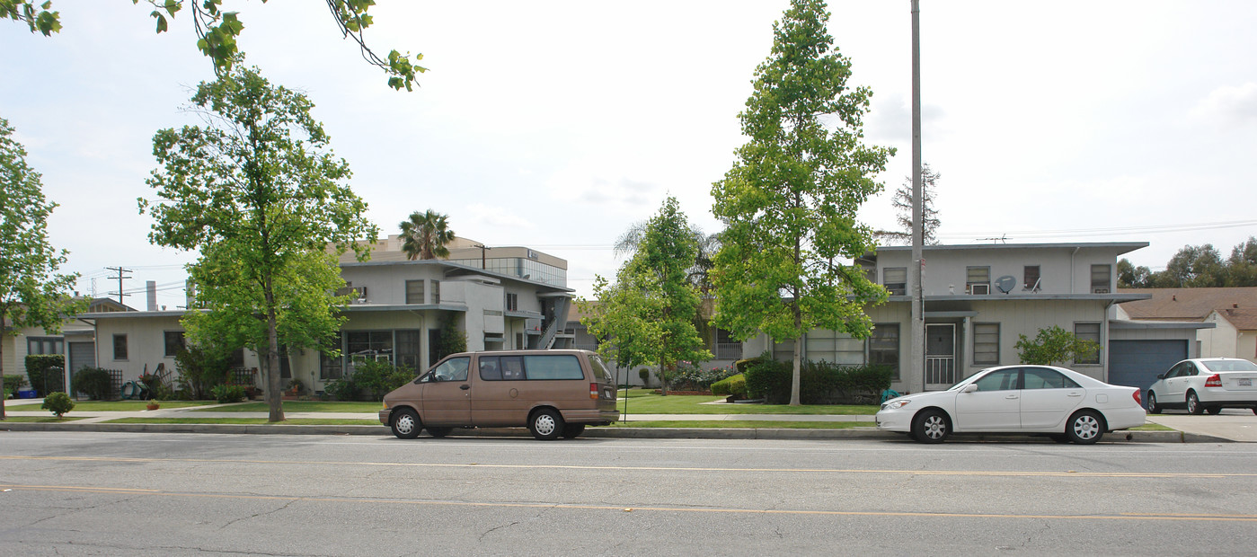 975 S Marengo Ave in Pasadena, CA - Building Photo