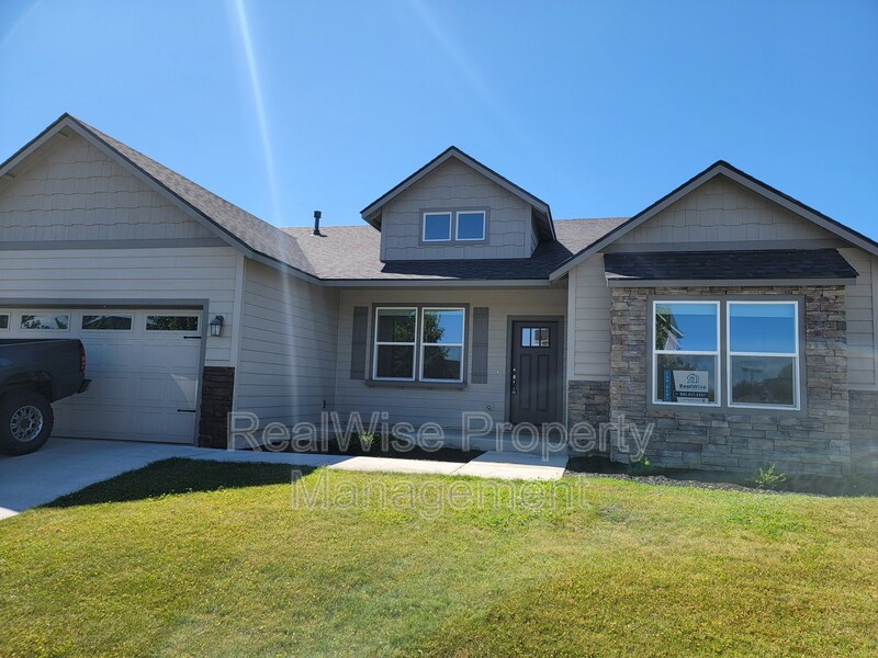 2482 NW Glen Oak Ave in Redmond, OR - Building Photo