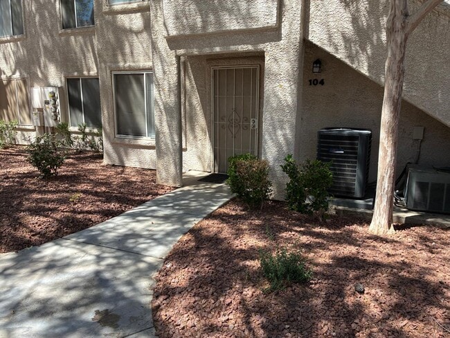 5150 Mandalay Springs Dr, Unit 104 in Las Vegas, NV - Building Photo - Building Photo