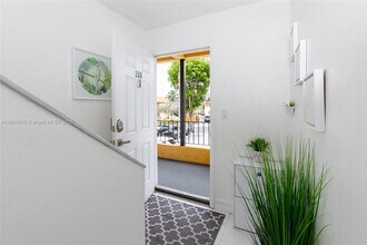 245 NW 109th Ave in Doral, FL - Building Photo - Building Photo