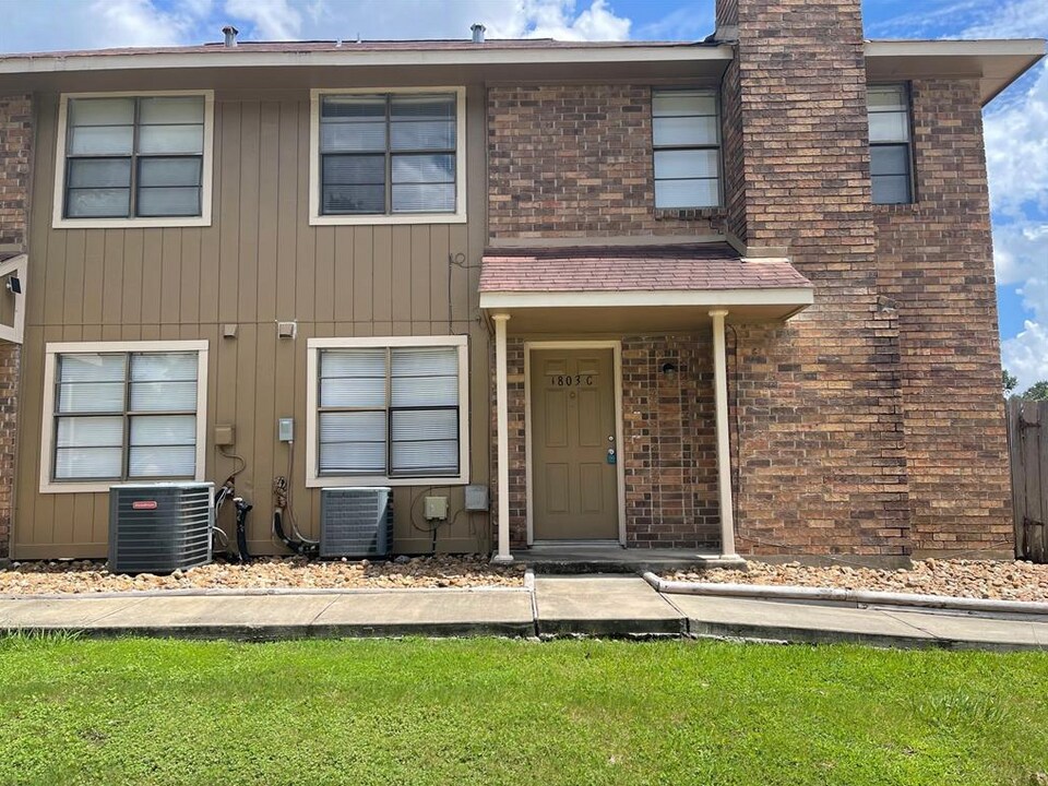 1803 Briarcreek Blvd in Houston, TX - Foto de edificio