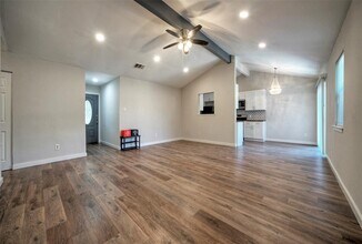 7005 E Meadow Bend Dr in Austin, TX - Building Photo - Building Photo