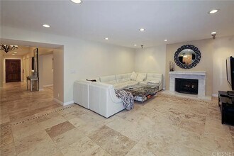 16513 Moorpark St in Encino, CA - Foto de edificio - Building Photo