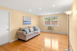 12 Colonial Village Dr in Arlington, MA - Building Photo - Building Photo