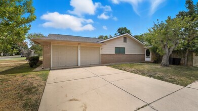 140 Cloverleaf Dr in Schertz, TX - Building Photo - Building Photo