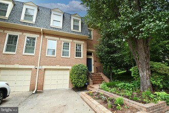 1441 McLean Mews Ct in McLean, VA - Building Photo - Building Photo
