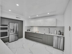 2500 Parkview Dr, Unit 1112 in Hallandale Beach, FL - Foto de edificio - Building Photo