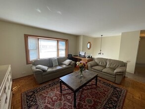 7040 Meadowbrook Ln in Hanover Park, IL - Foto de edificio - Building Photo