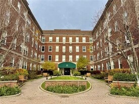 111 7th St in Garden City, NY - Building Photo