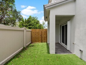 106 SW 184th Pl in Pembroke Pines, FL - Building Photo - Building Photo