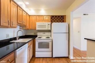 320 Hammond Pond Pkwy-Unit -Apt 303 in Brookline, MA - Building Photo - Building Photo