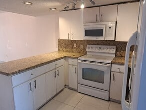 5525 W 26th Ct in Hialeah, FL - Foto de edificio - Building Photo