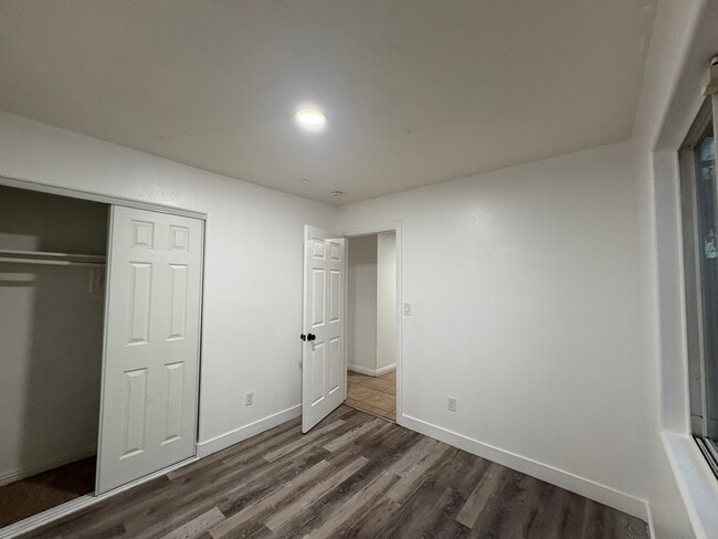 131 E 84th Pl in Los Angeles, CA - Foto de edificio - Building Photo