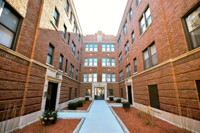 2211 W Eastwood Ave, Unit J09P in Chicago, IL - Building Photo - Building Photo