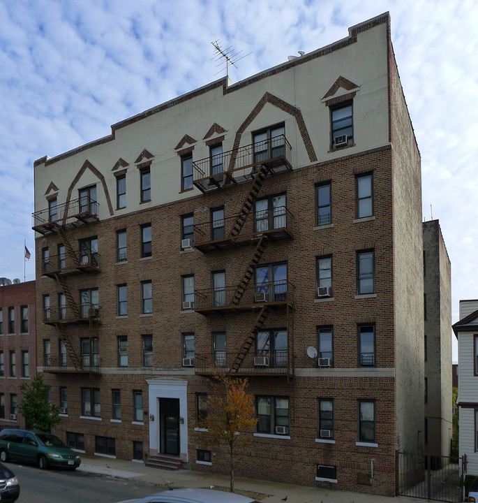 40-31-40-35 67th St in Flushing, NY - Foto de edificio