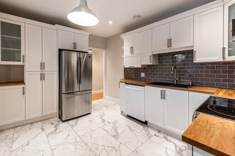 255 Av. Alexandra in St-Lambert, QC - Building Photo - Building Photo