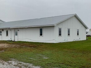 718 Dawn Ave, Unit 718 in Thief River Falls, MN - Building Photo - Building Photo