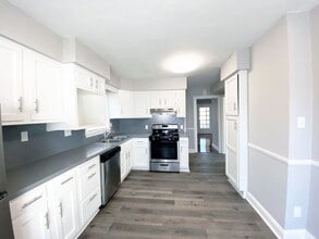 877 Englewood Rd in Cleveland Heights, OH - Building Photo - Building Photo