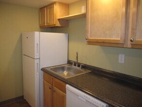 557 S Trenton Ave in Pittsburgh, PA - Building Photo - Building Photo