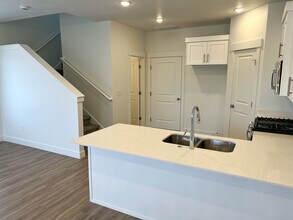 3127 S 225 W in Nibley, UT - Foto de edificio - Building Photo