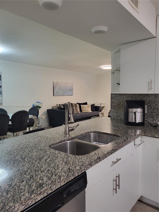 4555 NW 99th Ave in Doral, FL - Building Photo