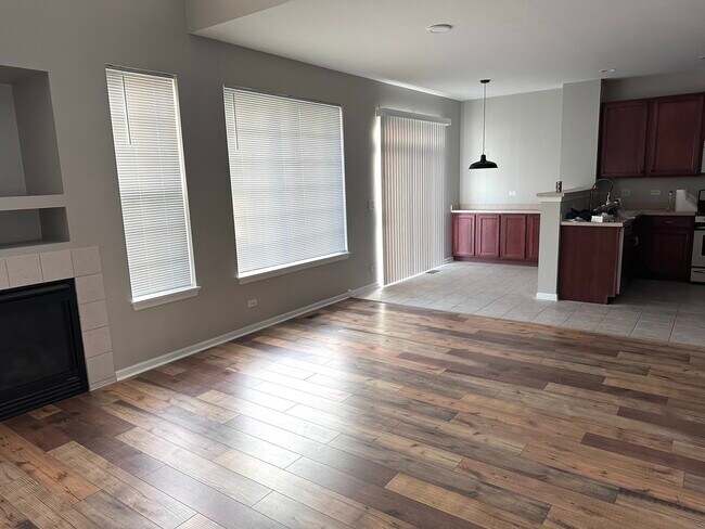 2256 Pembridge Dr in Lake In The Hills, IL - Foto de edificio - Building Photo