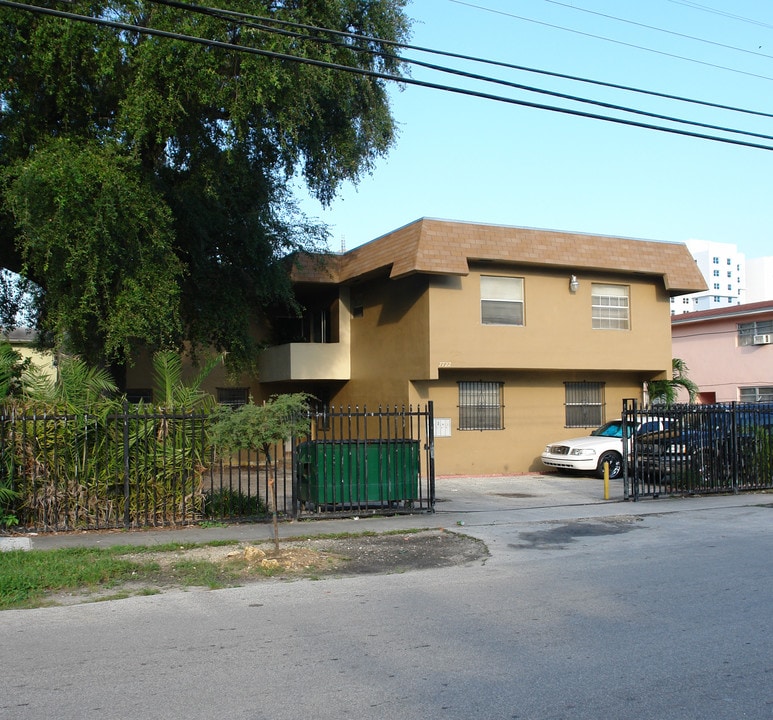 7722 NE 3rd Ct in Miami, FL - Foto de edificio