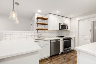 720 Kirkland Cir in Kirkland, WA - Building Photo - Building Photo