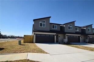 401 Azurite Rd in Centerton, AR - Building Photo