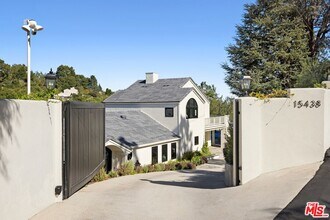 15438 Mulholland Dr in Los Angeles, CA - Building Photo - Building Photo