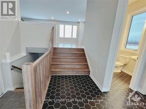 722 Vennecy Ter in Ottawa, ON - Building Photo - Building Photo