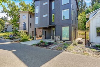 1884 Cousteau Loop SE in Salem, OR - Building Photo - Building Photo