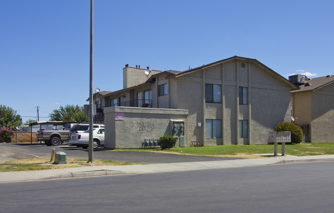 3400 Loyalton Ave in Bakersfield, CA - Building Photo